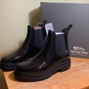 Size EU 40 but fits like a 8.5
Brand new